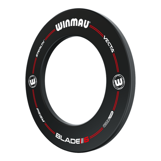 Winmau Pro-Line Blade 6 Dartboard Surround Das Bild zeigt das Produkt "Winmau Pro-Line Blade 6 Dartboard Surround". Es handelt sich um einen schwarzen Schutzring für eine Dartscheibe mit weißen und roten Aufdrucken.