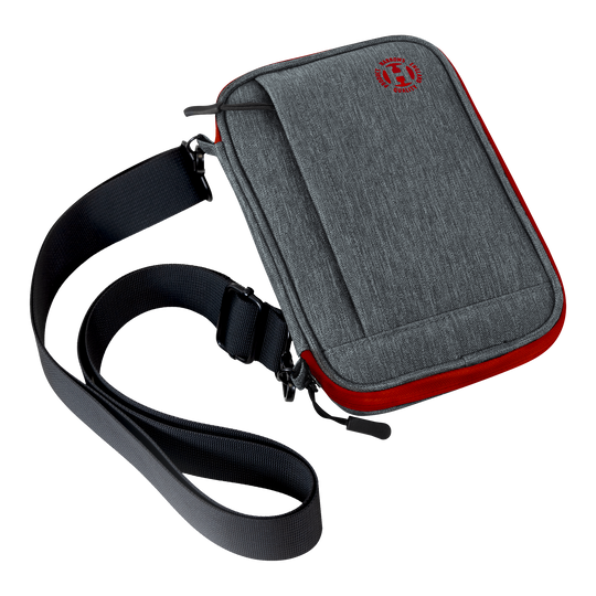Cartera para dardos Harrows Smart Case XL Das Bild zeigt eine graue Darttasche mit roten Akzenten und einem schwarzen Schultergurt. Auf der Vorderseite ist ein rundes rotes Logo sichtbar.