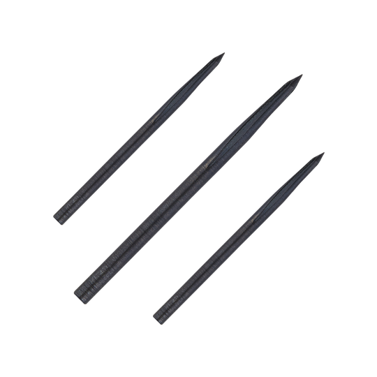 Puntas de dardos de acero Unicorn Volute Noir Das Bild zeigt drei schwarze Steeldartspitzen des Produkts „Unicorn Volute Noir“. Sie sind länglich, spitz zulaufend und aus Metall gefertigt.