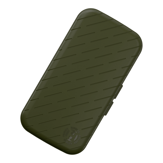 Estuche para dardos Harrows Slimcase Das Bild zeigt ein schlankes, grünes Etui mit leicht abgeschrägten Kanten und schrägen Linien als Muster. In der unteren Ecke befindet sich ein rundes Logo mit der Aufschrift "HARROWS ORIGINAL QUALITY PRODUCT".