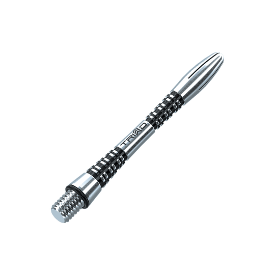 7013-401_Winmau_Triad_Aluminium_Shafts_Schwarz_41mm_2 Das Bild zeigt einen Winmau Triad Aluminium Schaft in Schwarz. Der Schaft hat ein modernes, geriffeltes Design und ist aus Metall gefertigt.