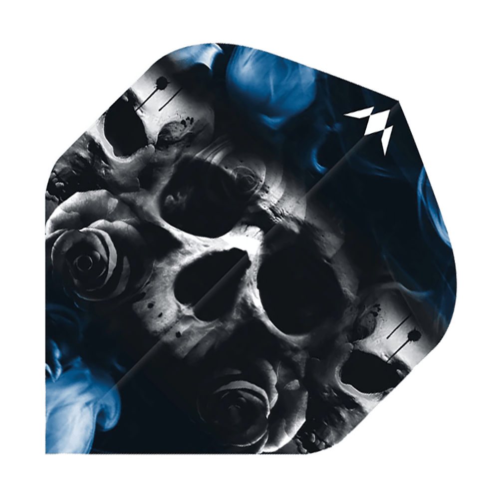 Misión Solo Shaun McDonald No2 Vuelos Estándar Das Bild zeigt einen Dartflight mit einem auffälligen Totenkopf- und Rosenmotiv vor einem blauen Rauchhintergrund. In der oberen rechten Ecke befindet sich ein kleines, weißes Symbol.