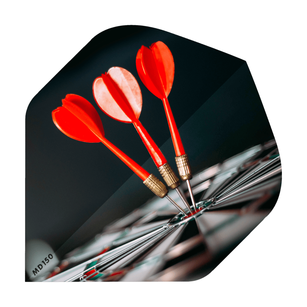 MD-201-Log_2-Seitig_Bedruckte_Flights_Logo_MD150_4 Drei rote Dartpfeile stecken dicht beieinander in der Mitte einer Dartscheibe. In der unteren linken Ecke steht der Schriftzug "MD150".